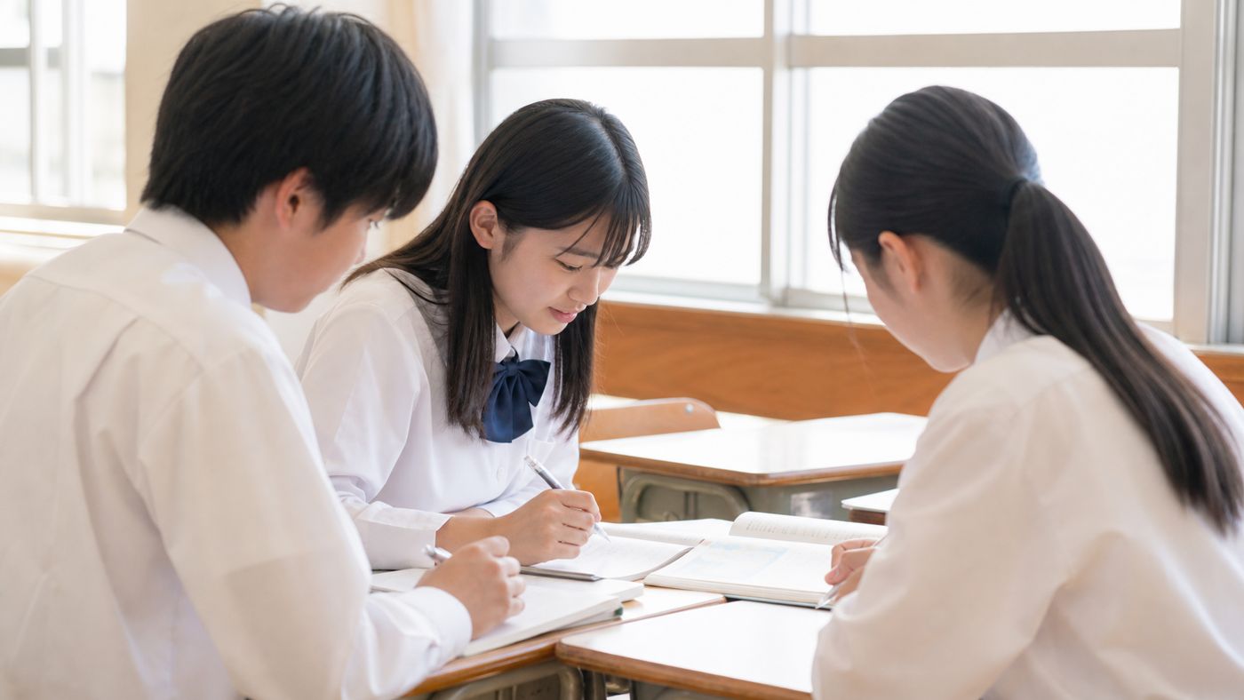 少人数で机を囲んで学ぶ生徒たちの様子